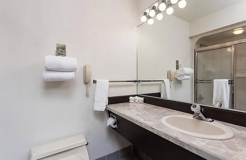 Orchard District Hotel | Your Relaxing Getaway Awaits! 2 Great Units, On-Site Restaurant, Free Parking