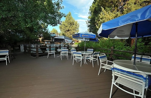 Orchard District Hotel | Your Relaxing Getaway Awaits! 2 Great Units, On-Site Restaurant, Free Parking