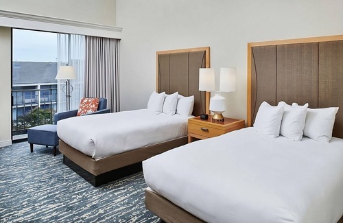 Berkeley Hotel | Your Relaxing Getaway Awaits! w/Pool, Near Ripley's Believe It Or Not! Museum!