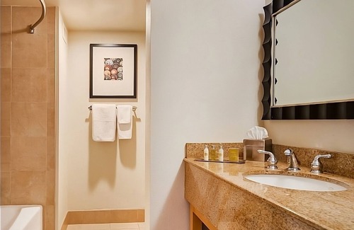 Berkeley Hotel | Your Relaxing Getaway Awaits! w/Pool, Near Ripley's Believe It Or Not! Museum!