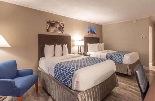 Bethlehem House | Your Relaxing Getaway Awaits! Outdoor Pool, Free Breakfast, Pets Allowed!