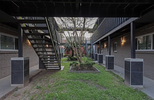 South Central Houston Apartment | Your TMC Flats! Sleeps 28, 14BR, 7BA, 7PA