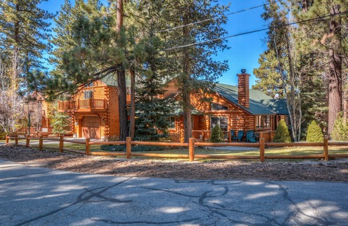 Upper Moonridge Cabin | Your Ultimate Family Getaway in Big Bear!