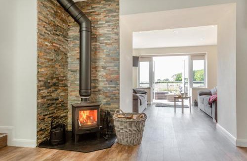 Llangefni House | Yr Hen Barlwr