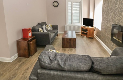 Penrhyndeudraeth Cottage | YR HEN BOST, family friendly, with a garden in Penrhyndeudraeth