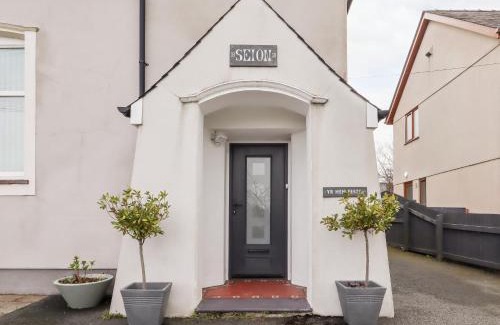 Brynrefail House | Yr Hen Festri