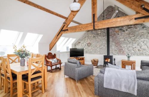 Brynrefail House | Yr Hen Festri