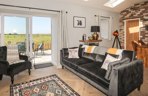 Bryngwran Cottage | YR HEN LAETHDY, pet friendly, character holiday cottage in Rhosneigr