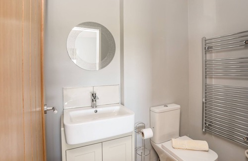 Bryngwran Cottage | YR HEN LAETHDY, pet friendly, character holiday cottage in Rhosneigr