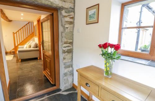 Trawsfynydd House | Yr Hen Stabal