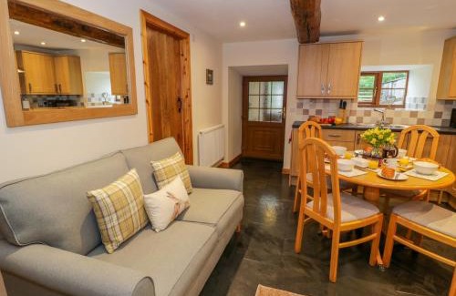 Trawsfynydd House | Yr Hen Stabal