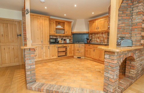Glandyfi Cottage | YR HEN TY COETS, family friendly, with open fire in Talybont