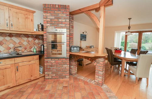 Glandyfi Cottage | YR HEN TY COETS, family friendly, with open fire in Talybont