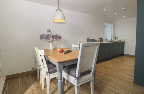 Dyffryn Ardudwy House | YR YSGUBOR, pet friendly, country holiday cottage in Dyffryn Ardudwy