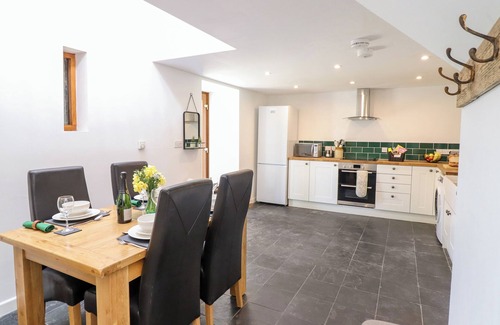 Mawddwy Cottage | YSGUBOR CRAIG Y GRONFA, family friendly, with hot tub in Mallwyd