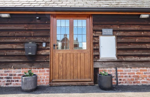 Llanfair Caereinion House | Ysgubor Fachwen