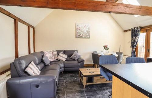 Llanfair Caereinion House | Ysgubor Fachwen