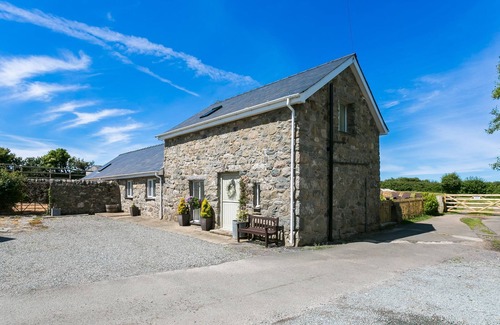 Nefyn Cottage | Ysgubor Gwenyn Haf - sleeps 6 guests in 3 bedrooms