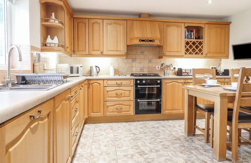 Talybont Cottage | YSGUBOR NEWYDD PARC ISAF, family friendly in Dyffryn Ardudwy