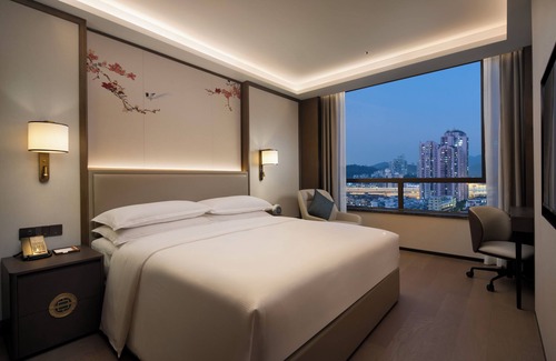 Yuexiu Hotel | Yuexiu Hotel Guangzhou,Curio Collection by Hilton-Free shuttle between hotel and Exhibition Center during Canton Fair & Exhibitor Registration Counter
