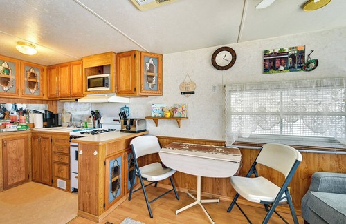 Yuma Cottage | Yuma Getaway w/Pool Access, 5 Mi to Lutes Casino!