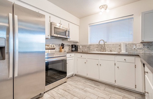 Yuma House | Yuma Sunshine House l 4 mi. to Col. River! POOL w/slide! Sleeps 10! 4B/2B