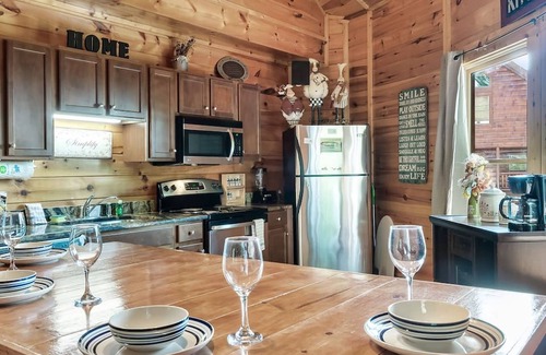 Sevierville Apartment | Yurt I Game Room Hot Tub I Sleeps 8 I 2BR 2BA