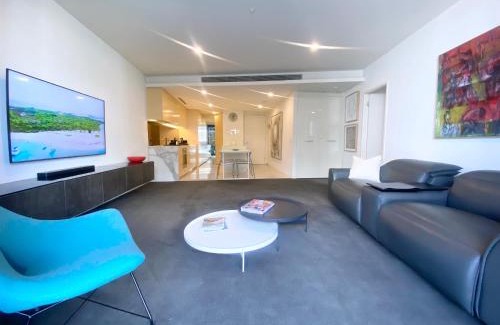 Melbourne Apartment | YVE 1401, views to the Bay & Beyond.