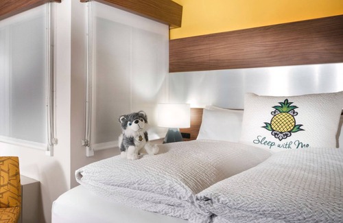Gaslamp Quarter Hotel | Z Queen, Hotel Z, Pet-Friendly, Complimentary Bicycle Use, Steps to Gaslamp Fun
