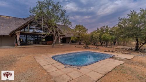 Leeupoort Villa | Zebula Golf and Wildlife Estate - Porcupine Strolling Pax 8 - Moi Signature Luxury villa