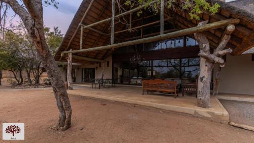 Leeupoort Villa | Zebula Golf and Wildlife Estate - Porcupine Strolling Pax 8 - Moi Signature Luxury villa