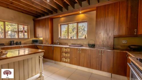 Leeupoort Villa | Zebula Golf and Wildlife Estate - Porcupine Strolling Pax 8 - Moi Signature Luxury villa