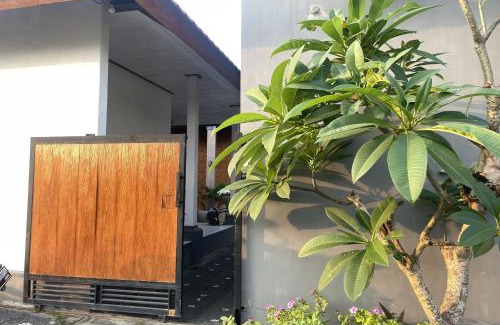 Batu Bolong Hotel | Zee House