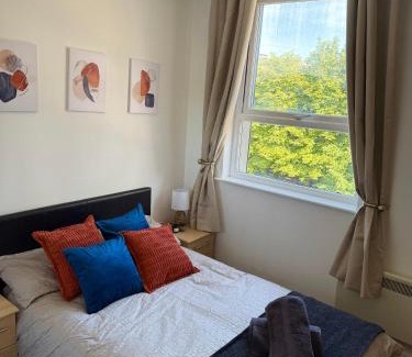 Old Trafford Apartment | Zelena Luxurious Apartment, Private Parking, Fast Wi-Fi, Self Check-In Anytime Perfect For Late Arrivals, 5 Minutes to Old Trafford Stadium