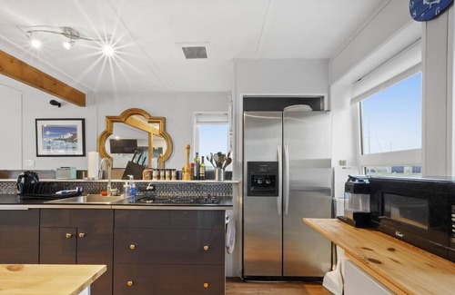 Lower Lonsdale Boat Rental | Zen Boathouse: 3br/Rooftop deck/views/sunsets!