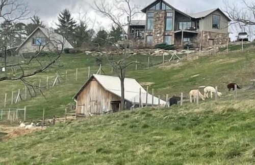 Alexander House | Zen Carriage House at French Broad River Farms