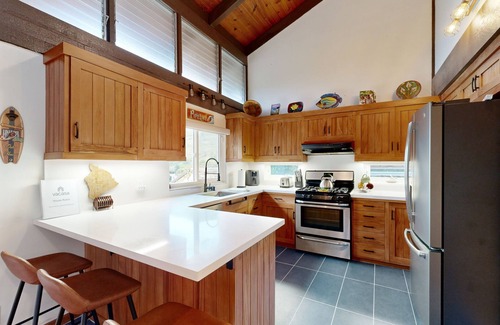 Hawaii Kai House | Zen home with fast WiFi, washer/dryer, koi pond & large lanai