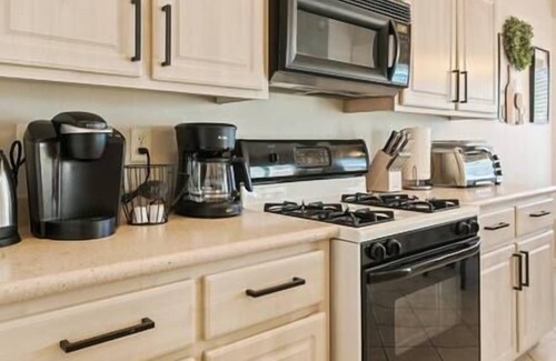 MacDonald Ranch House | Zen House - Newly Remodeled 3BR + Den with Pool