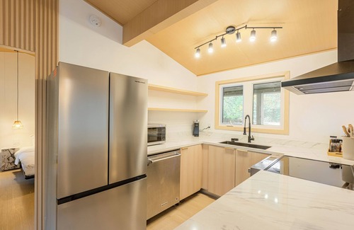 Bracebridge Cottage | Zen Lakeside Haven – Where Japandi Calm Meets Modern Luxuryn