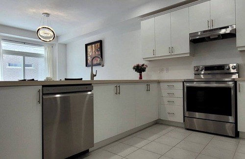 Barrie House | Zen-like Escape, Skiing Canoeing Hiking Nearby in Barrie ON