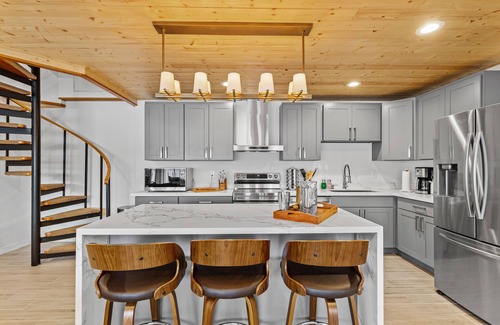 Burley House | Zen & Modern beachfront home on Vashon- grill/pet/family/wifi/games/beach/seals