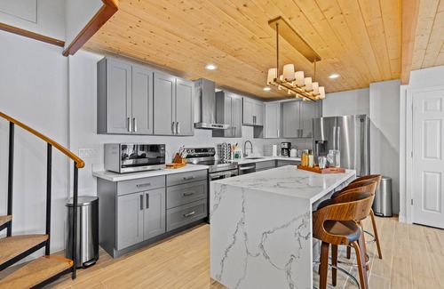 Burley House | Zen & Modern beachfront home on Vashon- grill/pet/family/wifi/games/beach/seals