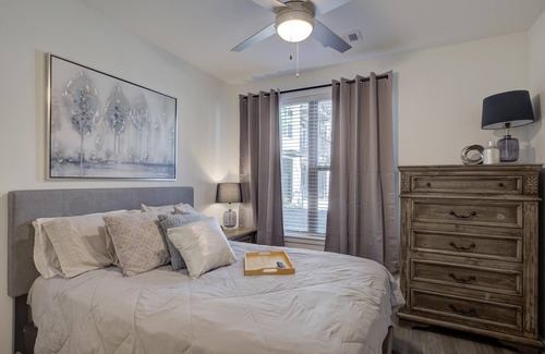 Downtown Memphis Apartment | Zen Oasis|Travel RNs|We <3 Long Stays