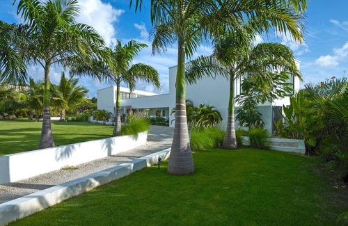 Weston House | ZenBreak Atelier House is a contemporary 4 bedroom ridge-front holiday villa with sea views