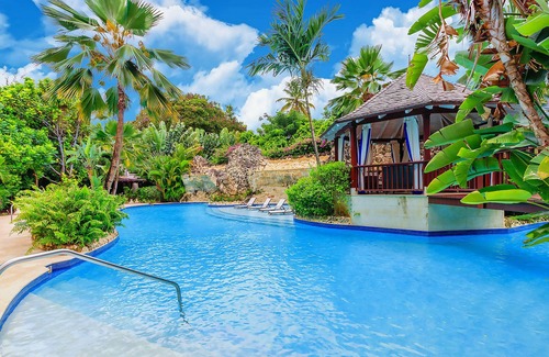 Gibbes House | ZenBreak Claridges #10 is a 3 bedroom luxury holiday villa moments away from Gibbs Beach