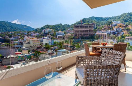 Emiliano Zapata Apartment | Zenith 601, Zona Romantica, 2 Balconies with Incredible Views, Rooftop Pool