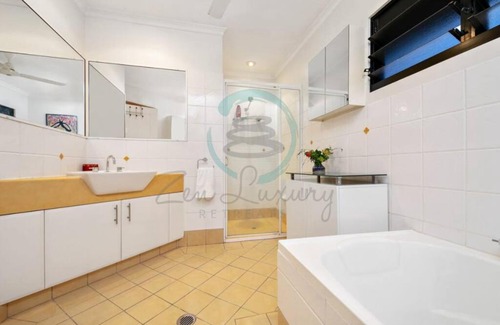 Durack Apartment | ZenLux: 3-Story Corporate Golf Retreat + Pool/BBQ
