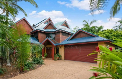 Durack Apartment | ZenLux: 3-Story Corporate Golf Retreat + Pool/BBQ