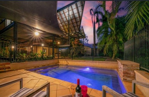 Durack Apartment | ZenLux: 3-Story Corporate Golf Retreat + Pool/BBQ