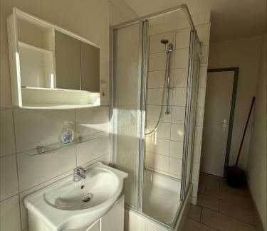 Halle Apartment | Zentrale Monteurswohnung mit Küche, WLAN & Vollausgestattet